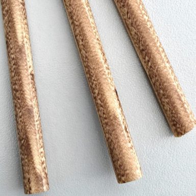 Rattan-Muster in goldenem Buchenholz-Farbton