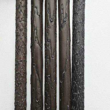 Rattan-Muster in dunkelbraunen Tönen