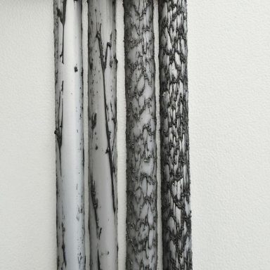 Dekoratives Rattan-Muster in dunkelgrauen Farbtönen