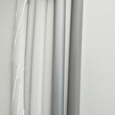 Dekoratives Rattan-Muster in grauen Farbtönen