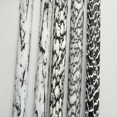 Dekoratives Rattan-Muster in weißschwarzen Farbtönen